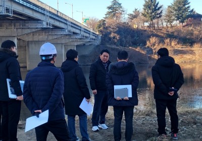 금호강 동촌유원지 공사 관련 환경문제 설명중